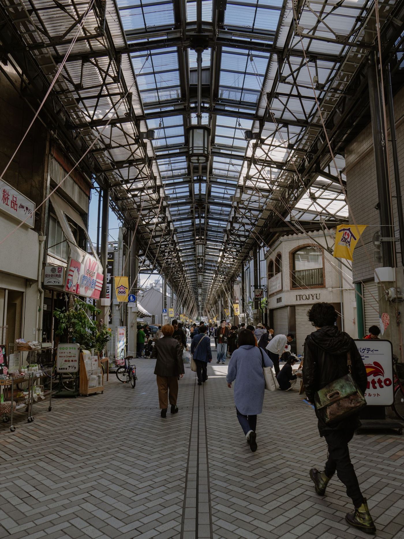 駅前の商店街のアーケード