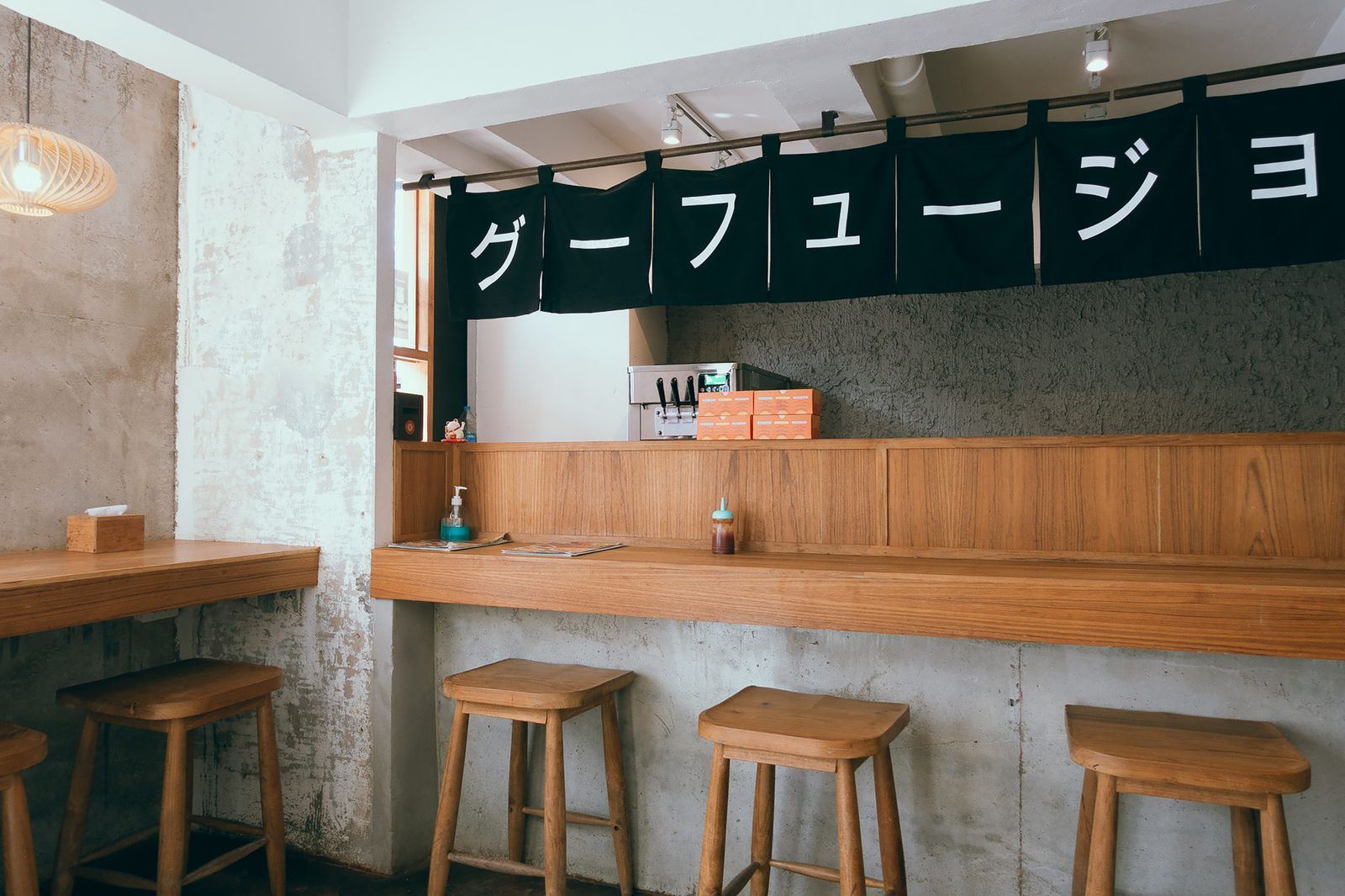 コーヒー器具が並ぶカウンター