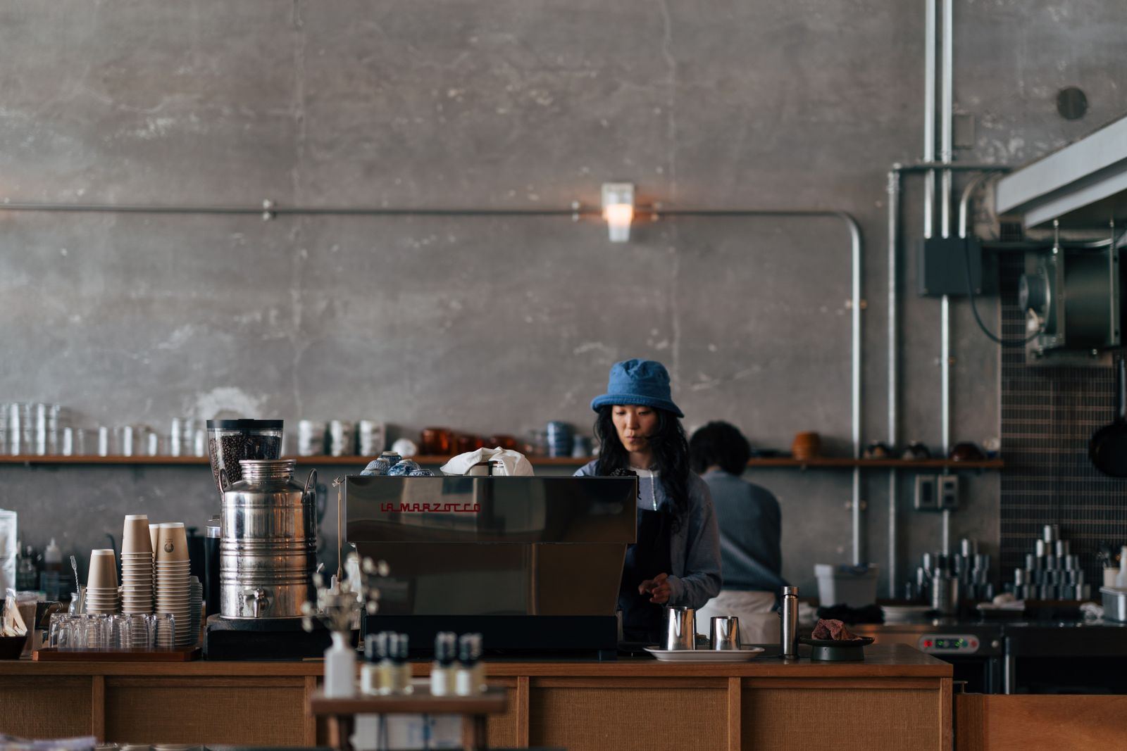 カウンター越しにコーヒーを淹れる店内の様子