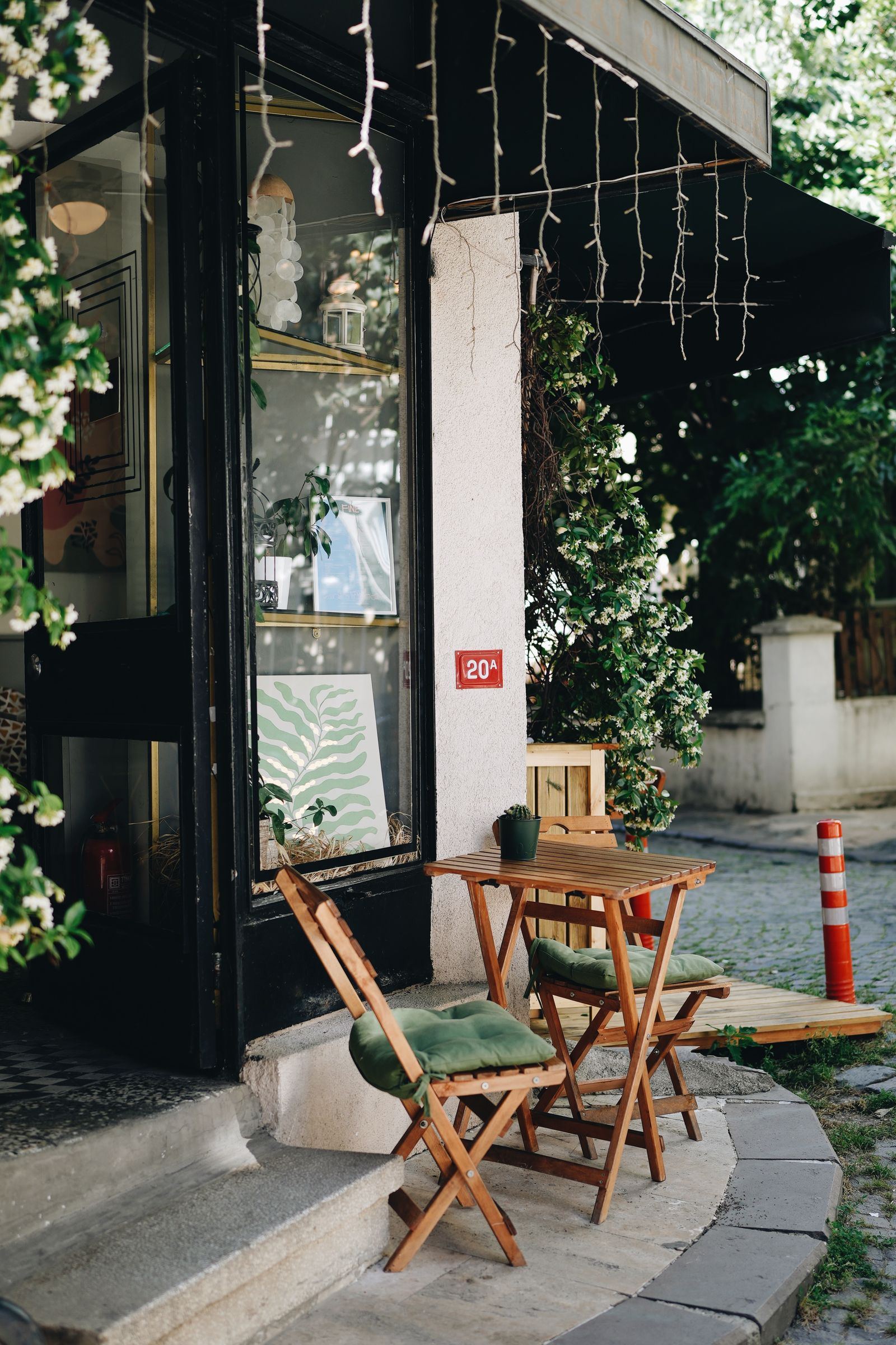 テラス席のある MINAWA COFFEE の外観