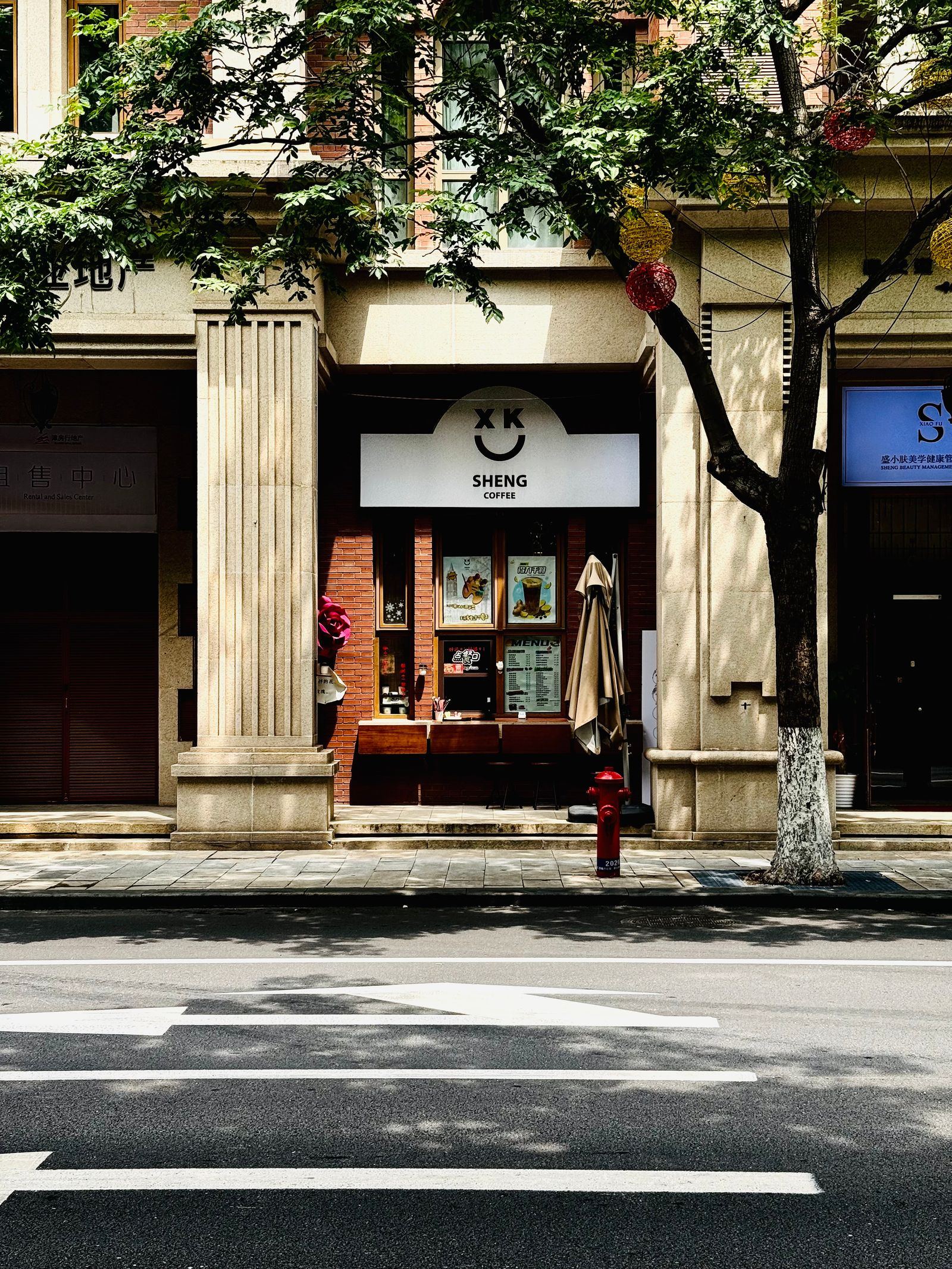 通りに面した店の入口
