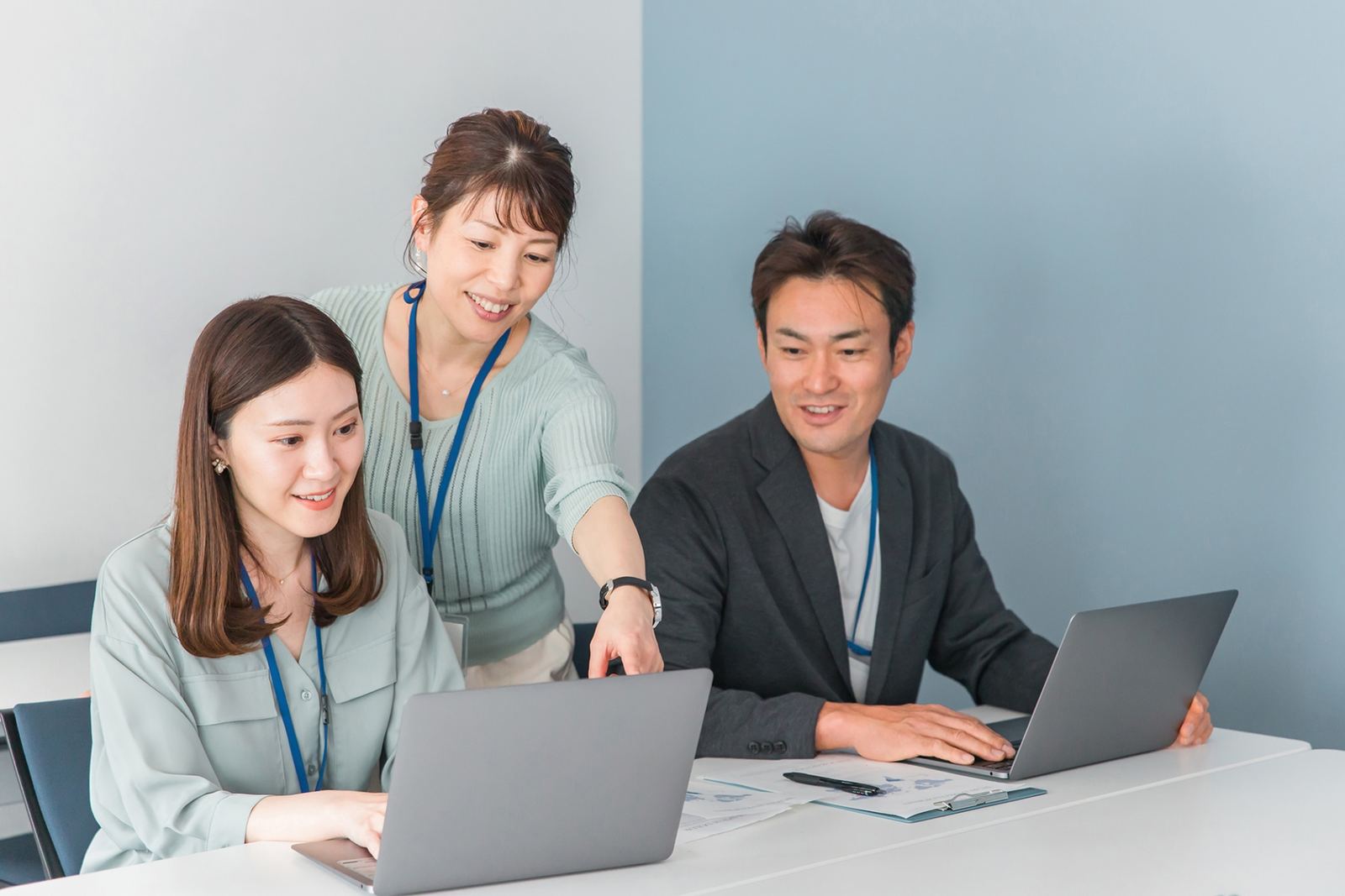 打ち合わせをする株式会社ユイマドのスタッフ