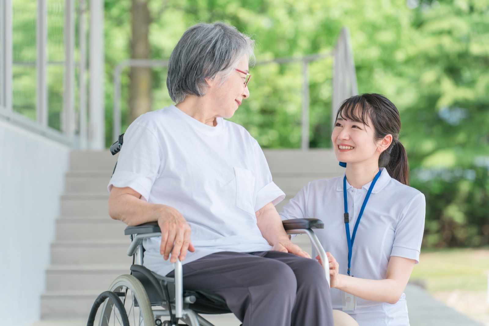 患者さまに付き添うスタッフ