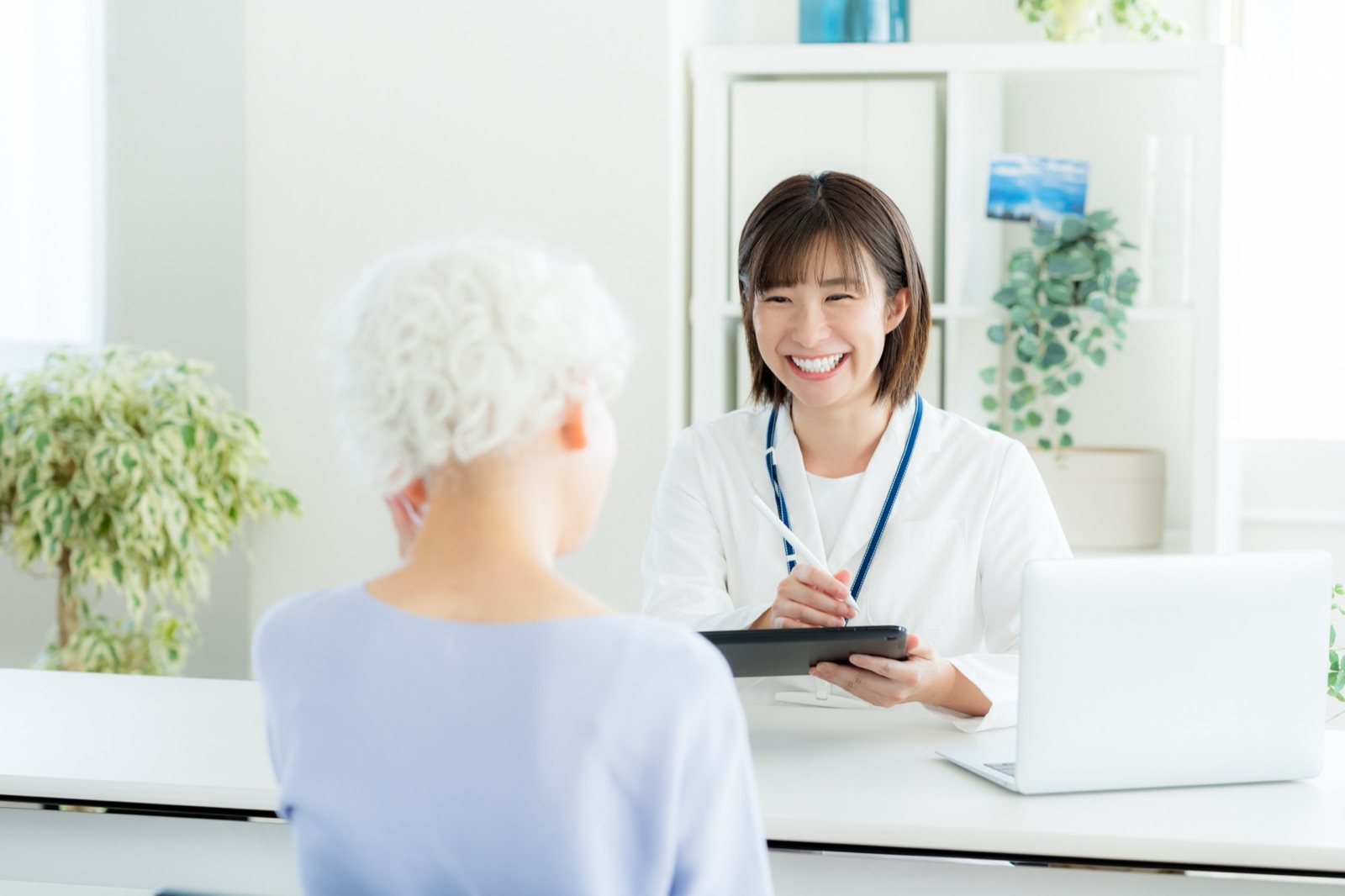 患者さまに笑顔で寄り添うあおぞらクリニックの診療風景