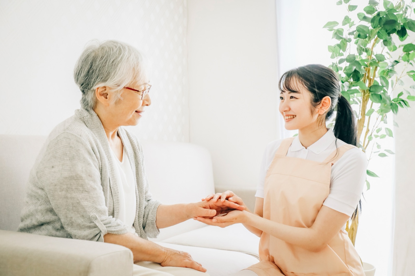 患者さまの手を取り寄り添うスタッフ