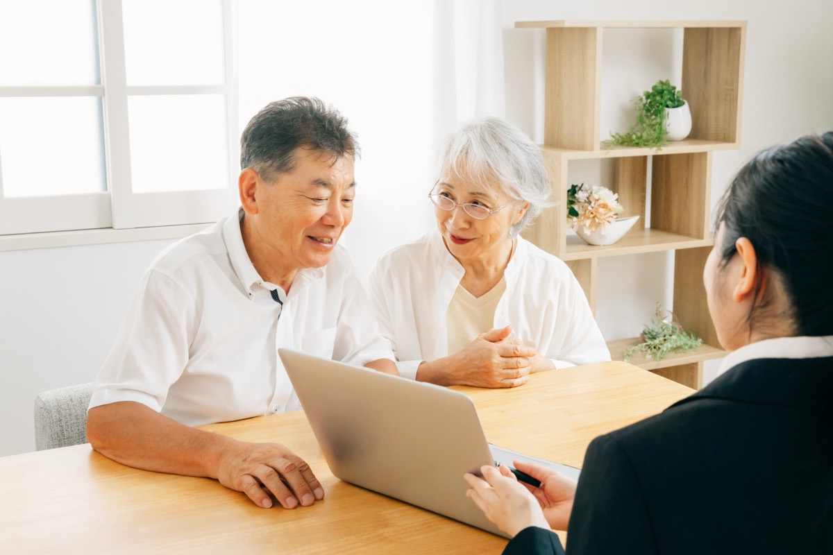 お客様に分かりやすく説明するスタッフ