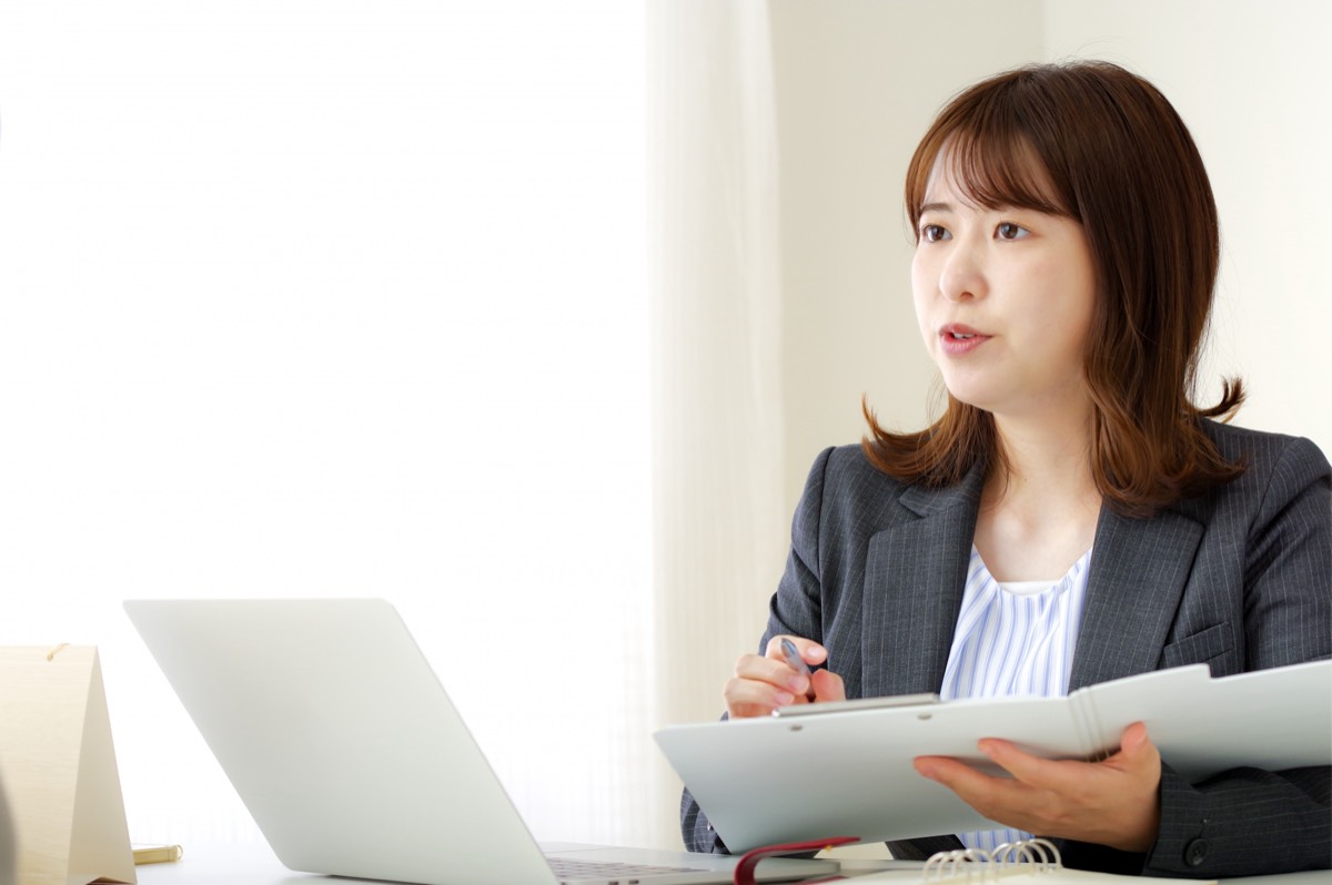 補助金申請をサポートするスタッフ