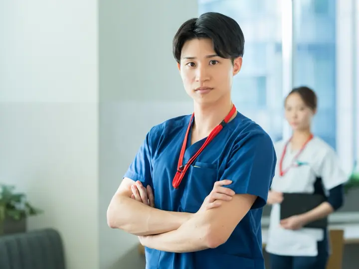 スクラブ姿で腕を組む医療スタッフ
